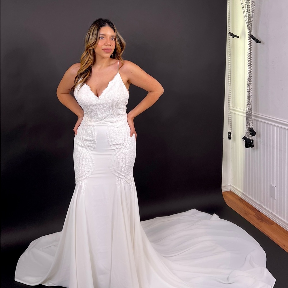 Pronovias Mermaid, White Lace Wedding Dress w/ beautiful train and open back - Picture 2 of 6